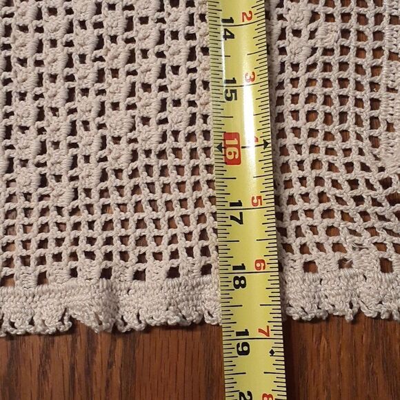 Hand crocheted ecru table runner rectangle with lace fringe. - Picture 6 of 6